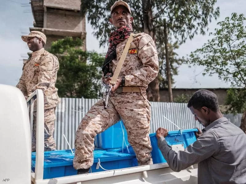 إثيوبيا تصوت في انتخابات تصفها الحكومة بأنها أول اقتراع حر