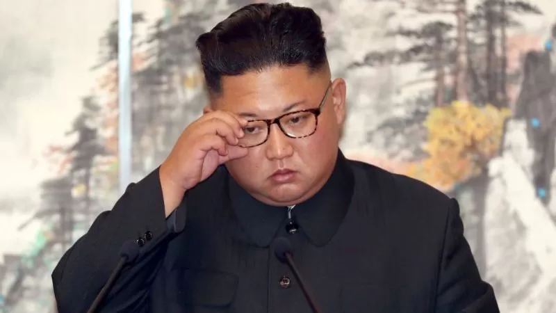 زعيم كوريا الشمالية كيم جونغ أون يقر بأن بلاده تعاني 