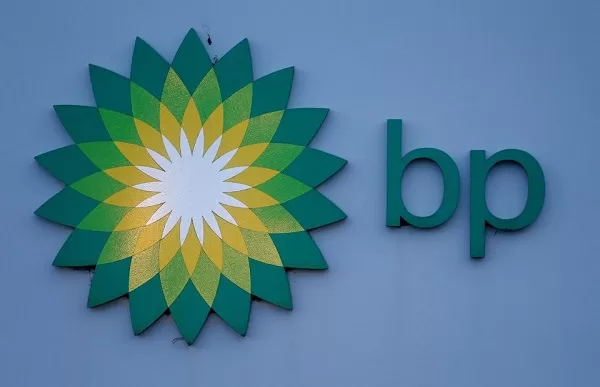 Iraqi minister says BP mulls quitting Iraq, Lukoil wants to sell up