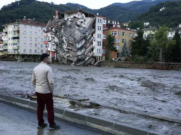 Floods in northern Turkey leave six dead