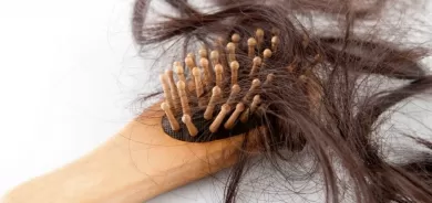 أخطاء شائعة تسبب تساقط الشعر.. ابتعدي عنها