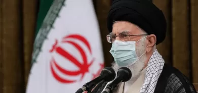 مرشد إيران يقر بفداحة الوضع الوبائي.. والسلطات ترد بالإغلاق