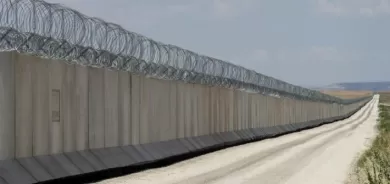 غربي كوردستان .. القوات الروسية تغلق طريقاً قرب الجدار الحدودي مع تركيا