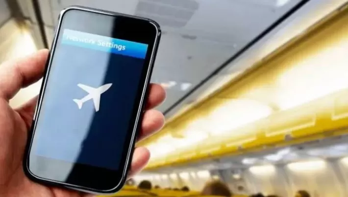 لماذا يُمنع استخدام الهاتف الذكي خلال السفر على متن طائرة؟