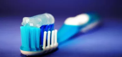 عند تنظيف أسنانك.. علامة تكشف أنك معرض لنوبة قلبية