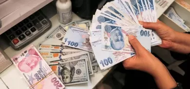 الليرة التركية تهبط لمستوى قياسي منخفض جديد مقابل الدولار