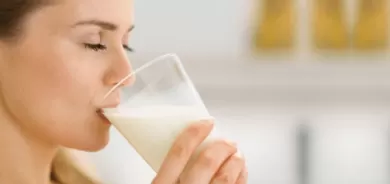 أهمية تناول كوب من الحليب قبل النوم