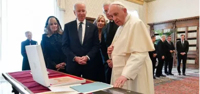 البابا فرنسيس يهدي 