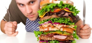 الكشف عن أسوأ عادة في تناول الطعام .. مدمرة للصحة