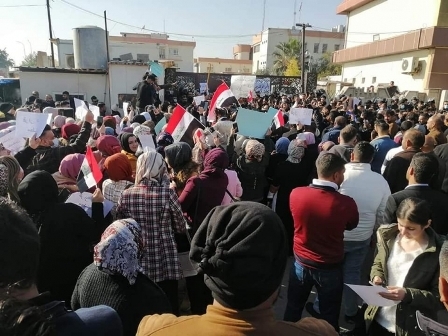 محاضرون ينظمون وقفة احتجاجية امام مبنى تربية كركوك