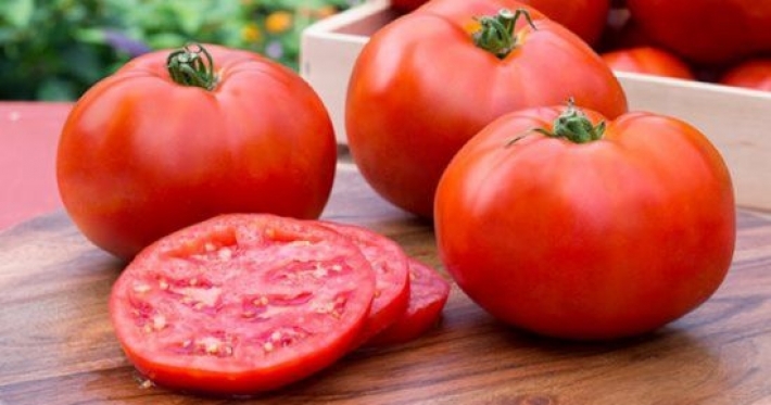 دراسة تحذر من تناول الطماطم قبل النوم مباشرة