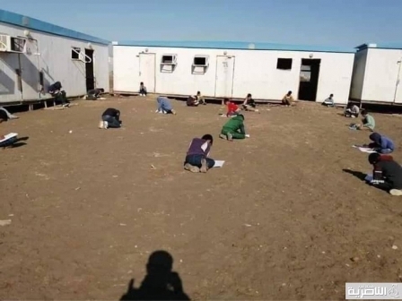 طلاب يفترشون الأرض أثناء الامتحانات .. انتقادات واسعة بسبب تردي التربية والتعليم في العراق