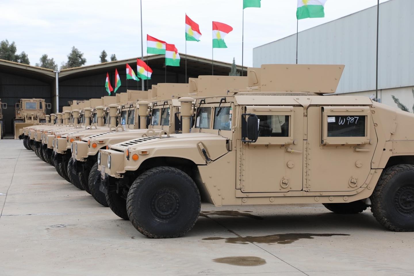 التحالف الدولي يزود قوات البيشمركة بدفعة جديدة من المعدات العسكرية
