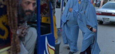 Taliban order Afghan women to wear all-covering burqa