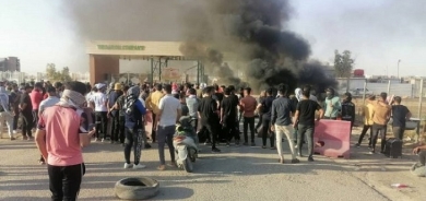 Protesters shut down oil company, block roads southern Iraq