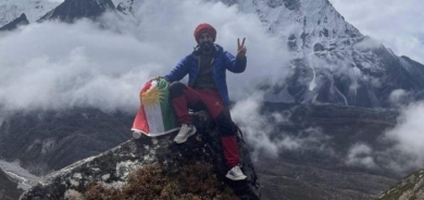 نصب علم كوردستان على اعلى قمة جبلية في العالم