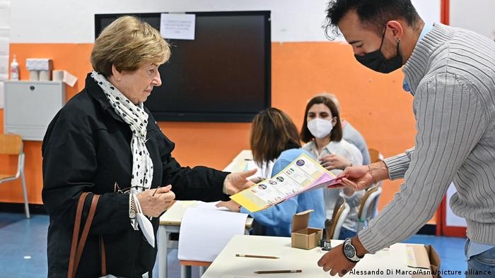 Italy election: Polls open as far right eyes historic victory