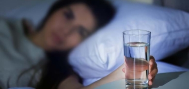 لهذا السبب.. تجنب وضع كأس ماء بالقرب منك أثناء النوم