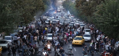 التحذير من «حرب أهلية» في إيران ينذر بقمع أكثر عنفاً