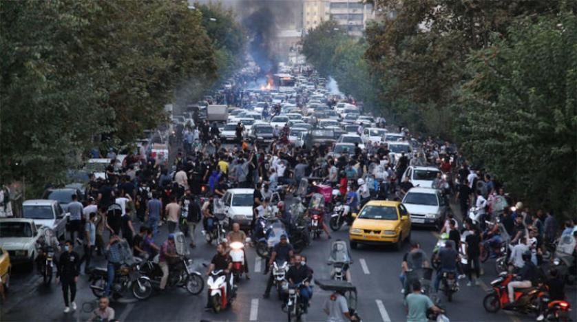 التحذير من «حرب أهلية» في إيران ينذر بقمع أكثر عنفاً