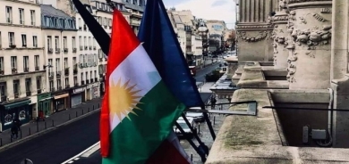 علم كوردستان على واجهة مبنى بلدية باريس العاشرة .. تضامناً مع الكورد وذوي ضحايا هجوم الجمعة