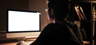 مختصون: المراهقون أصبحوا انطوائيين غريبي الأطوار بسبب إدمانهم على الانترنت
