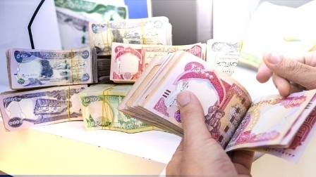 اقتصاديون: دخل الموظف تأثر بارتفاع سعر الدولار أمام الدينار العراقي