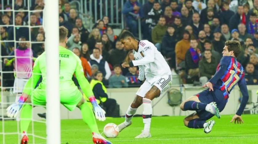 رافيينا ينقذ برشلونة من السقوط أمام مانشستر يونايتد