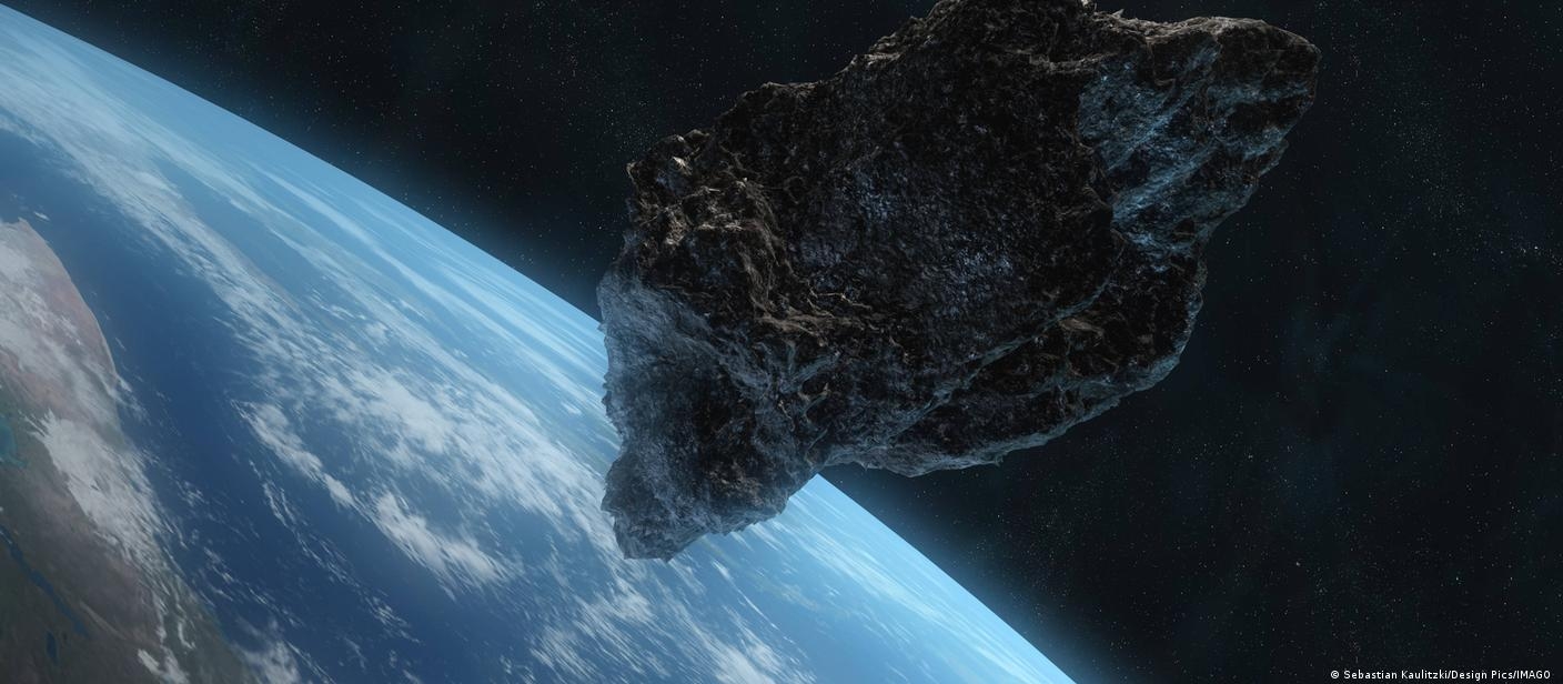 Asteroid to zip between Earth and moon without collision