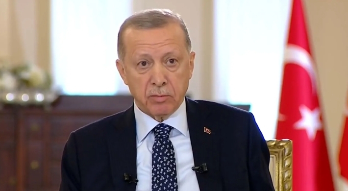 خلال بث مباشر .. أردوغان يصاب بوعكة صحية مفاجئة