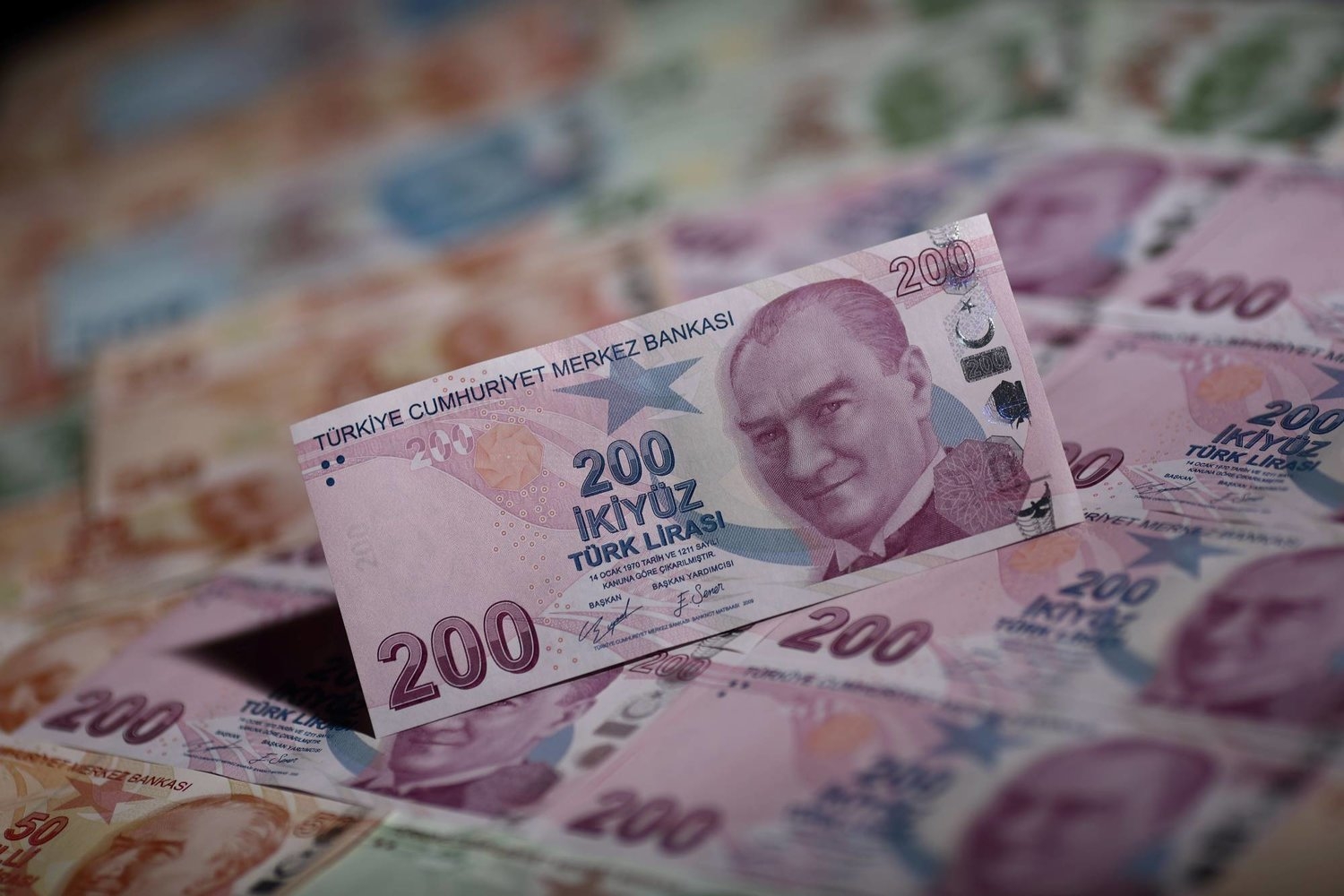 الليرة التركية تهبط لمستوى قياسي مع ترقب تحركات «البنك المركزي»