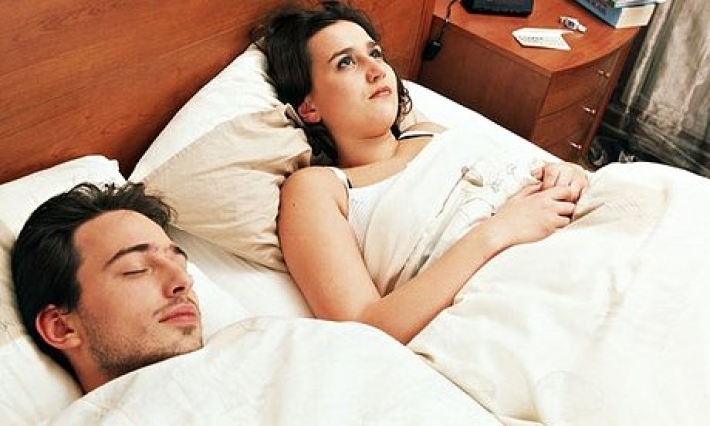 طبيب يحذر الأزواج من النوم على سرير واحد!