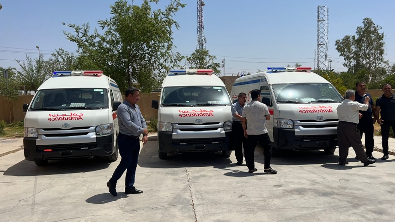 رئيس حكومة الاقليم مسرور بارزاني يقدم ثلاث سيارات إسعاف لمستشفى كفري العام