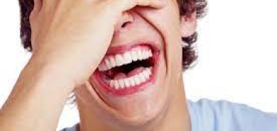 يساعد على تحسين الصحة النفسية.. أنواع الضحك وفوائده