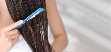 دراسة جديدة تحذر من ارتباط منتجات تصفيف الشعر بالعقم!
