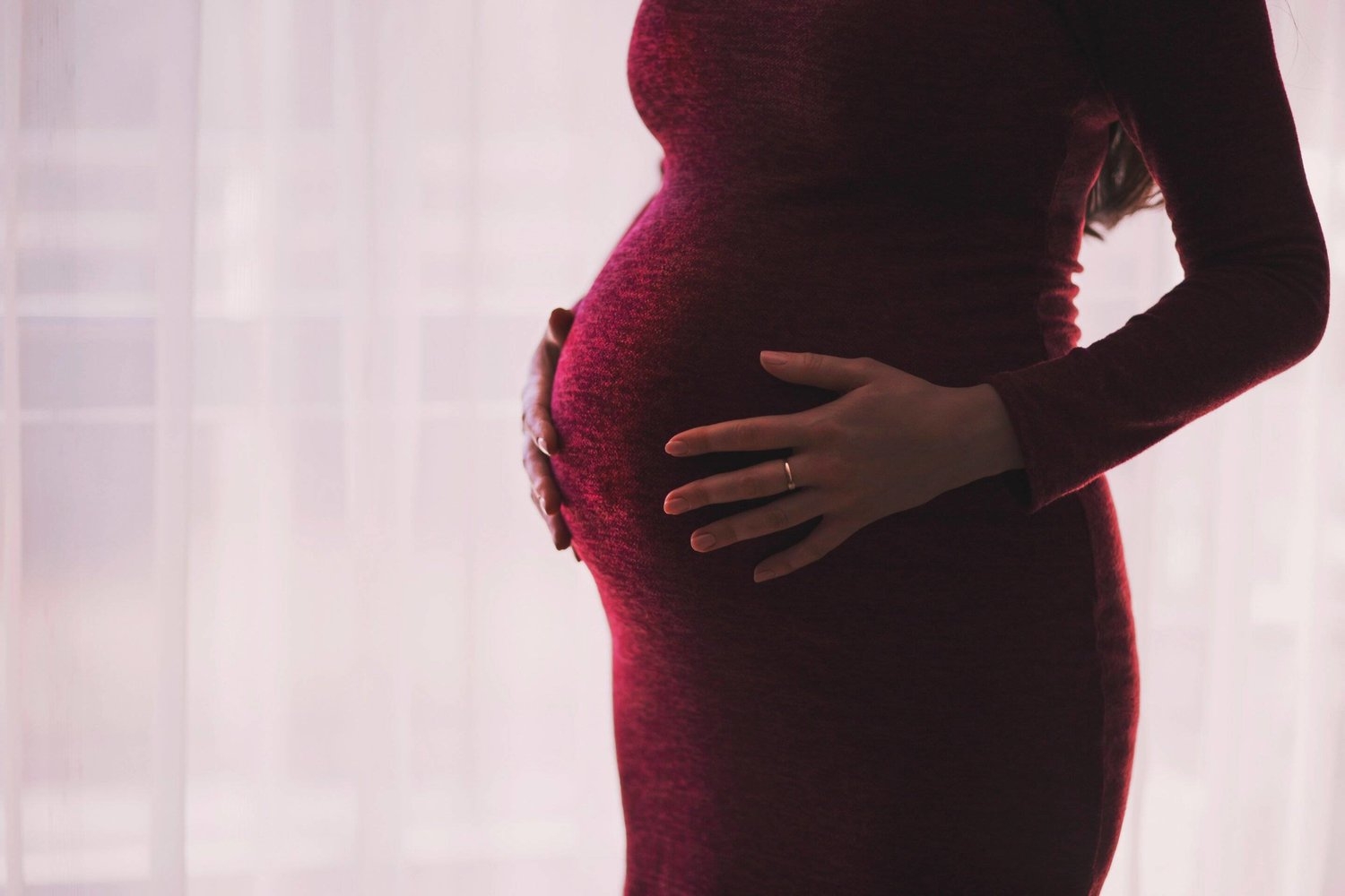 ما أسباب الشعور بالغثيان أثناء الحمل؟