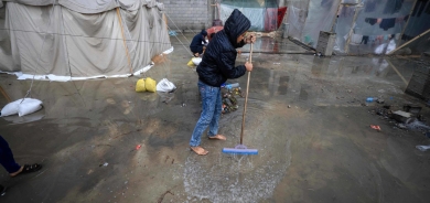 في غزة... الأمطار تفاقم معاناة النازحين وتزيد المخاوف من الأمراض
