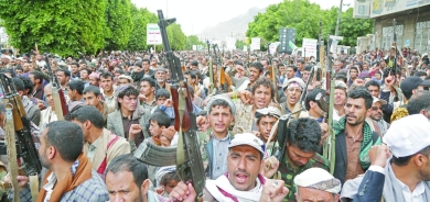 الحوثيون يتجاهلون التحذيرات... ويستهدفون سفينتين
