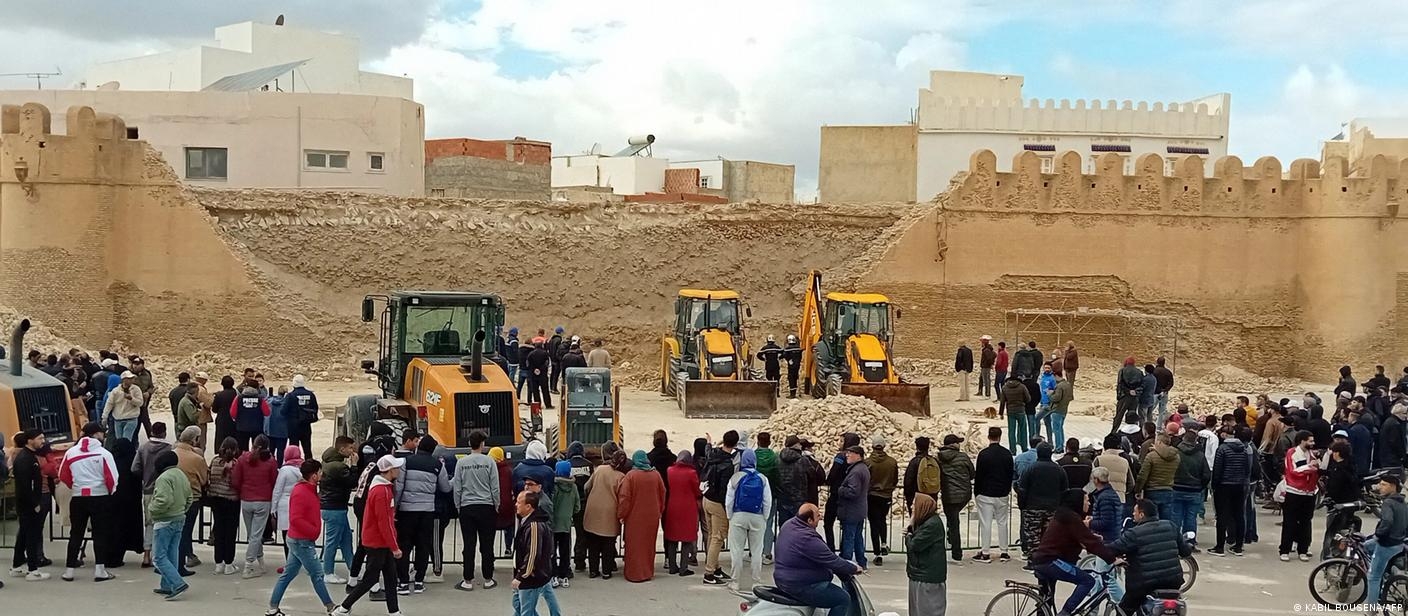 بەهۆی داڕمانی بەشێک لە دیواری مێژوویی شاری ئەلقیروانی تونس، سێ کەس گیانیان لەدەستدا
