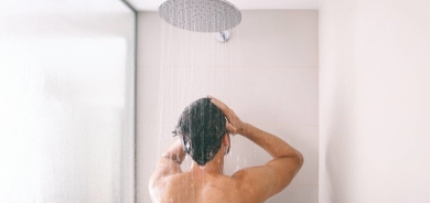 5 أخطاء قد تؤذي البشرة عند الاستحمام بفصل الشتاء