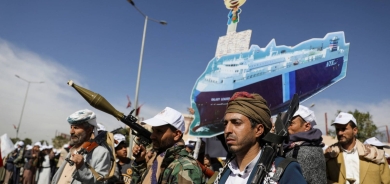 الجيش الأميركي: الحوثيون أطلقوا صاروخين على سفينة شحن أثناء مرورها بالبحر الأحمر