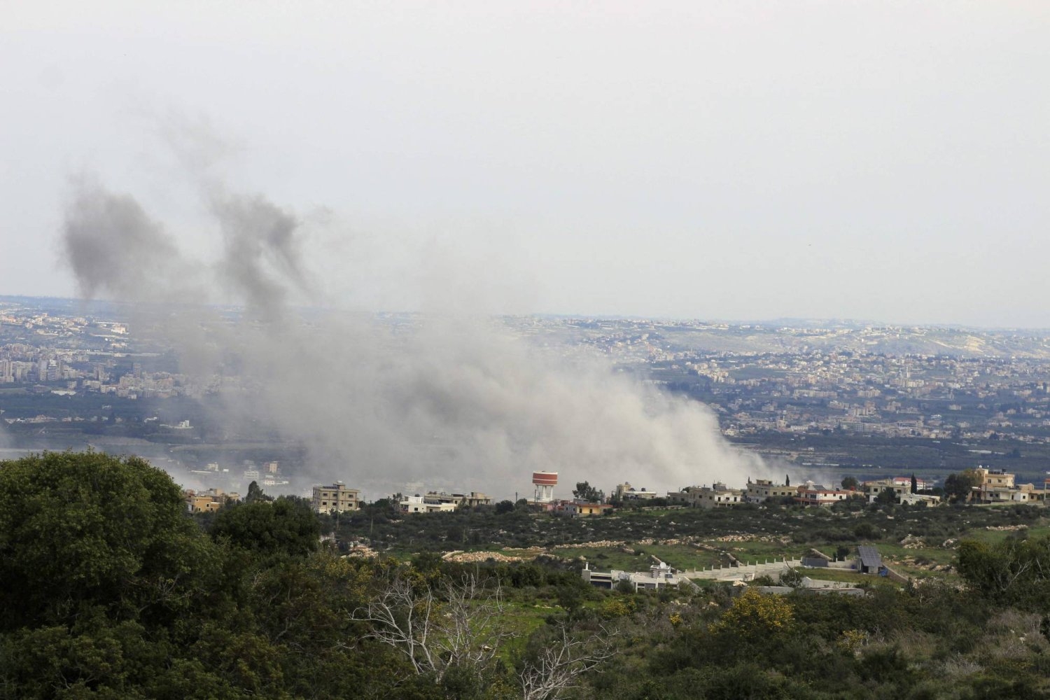 الجيش الإسرائيلي يقصف أهدافاً لـ«حزب الله» في جنوب لبنان