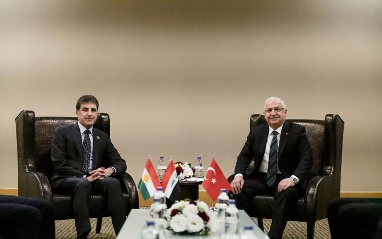 نيجيرفان بارزاني يجتمع مع وزير الدفاع التركي في أنطاليا