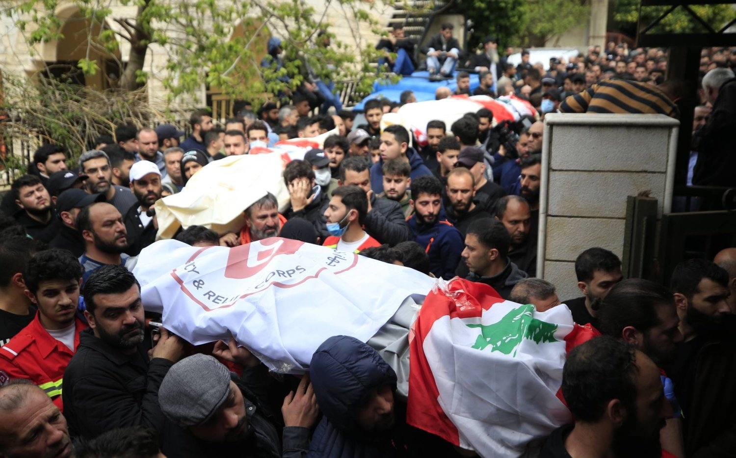 يوم دموي يغرق لبنان في مناخات الحرب