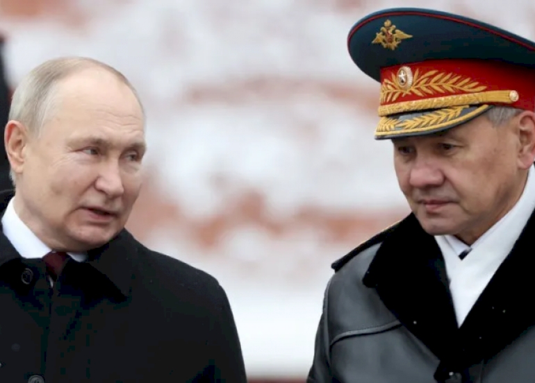 لماذا قرر بوتين إعفاء وزير الدفاع من منصبه؟