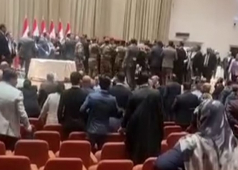 فوضى وشجار في جلسة انتخاب رئيس البرلمان العراقي والرئيس بالوكالة يرفع الجلسة