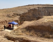 أمير الإيزيديين يطالب الحكومة العراقية بمراعاة المعايير الدولية في فتح المقابر الجماعية