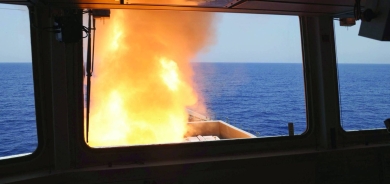 الجيش الأميركي: إصابة ناقلة بضائع في البحر الأحمر بصواريخ حوثية