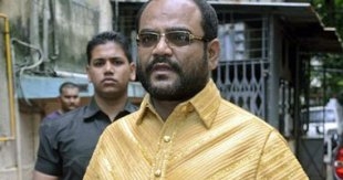رجل أعمال هندي يرتدي قميصًا من الذهب الخالص