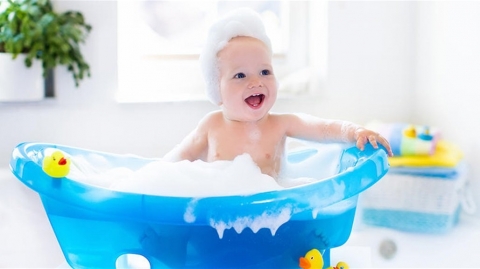 تحذير من مخاطر الاستحمام المتكرر للأطفال... يؤدي لهذه الأمراض